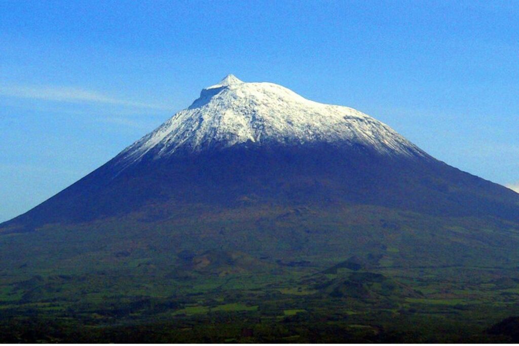 paisagem-vulcanica-da-ilha-do-pico-acores